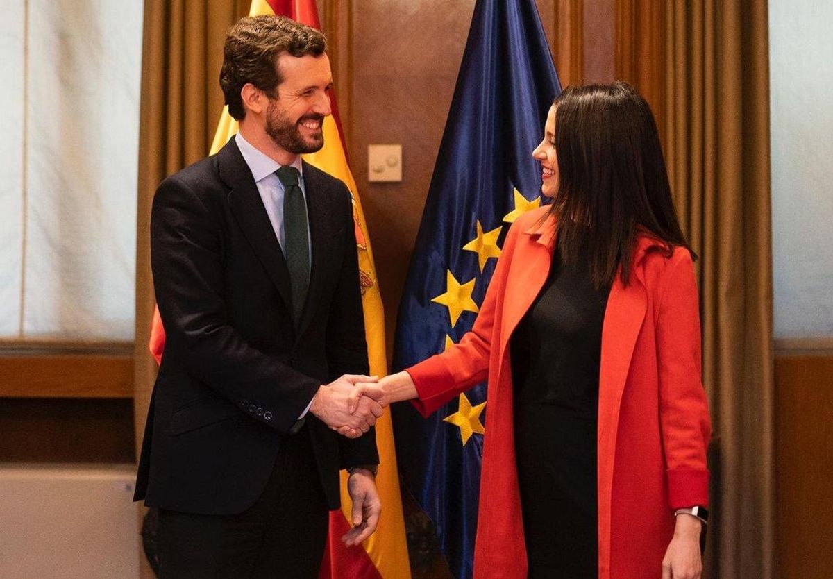 Casado y Arrimadas se reúnen en el Congreso sobre las coaliciones. Casado y Arrimadas se reúnen en el Congreso sobre las coaliciones.