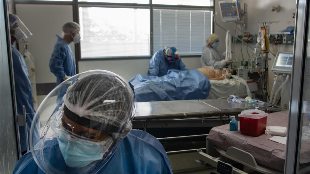 Sanitarios atienden a un paciente el pasado día 16, en la unidad de cuidados intensivos del departamento de coronavirus de un hospital del Buenos Aires. Sanitarios atienden a un paciente el pasado día 16, en la unidad de cuidados intensivos del departamento de coronavirus de un hospital del Buenos Aires.