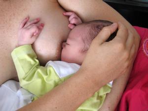 Imagen de archivo de una madre dando el pecho a su hijo.