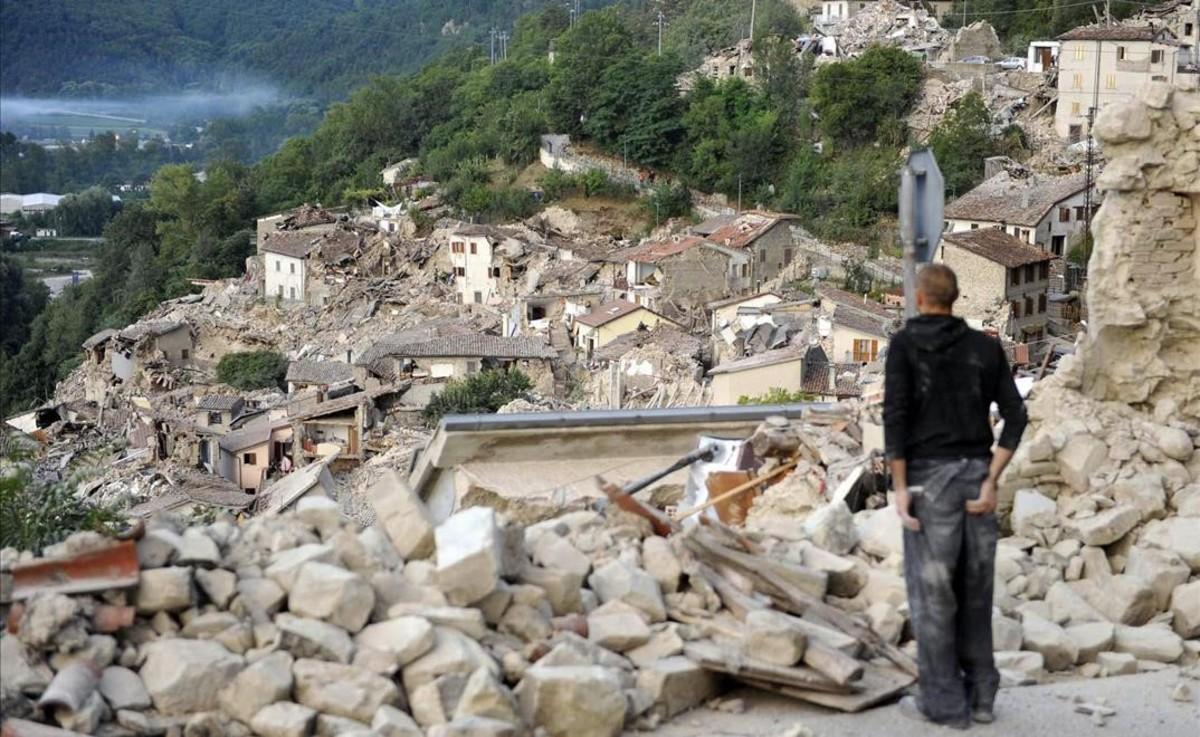 Un superviviente del terremoto mira las ruinas de Pescara del Tronto.