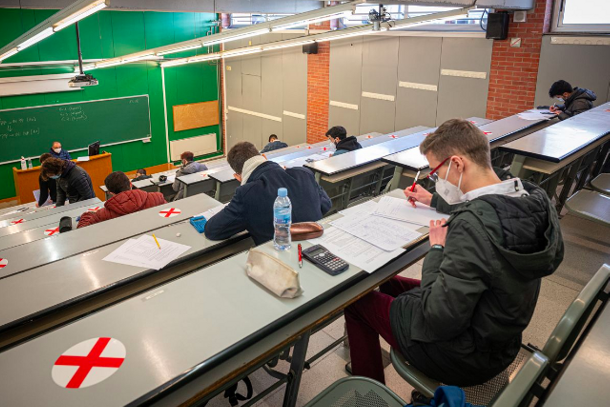 Varios universitarios realizan un examen, el pasado mes de enero. Varios universitarios realizan un examen, el pasado mes de enero.