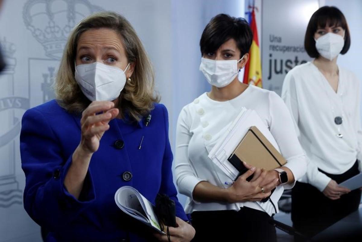 La vicepresidenta primera, Nadia Calviño (en primer plano), junto a las ministras de Política Territorial y Ciencia, Isabel Rodríguez y Diana Morant, al término de la rueda de prensa posterior al Consejo de Ministros de este 30 de noviembre de 2021, en la Moncloa.