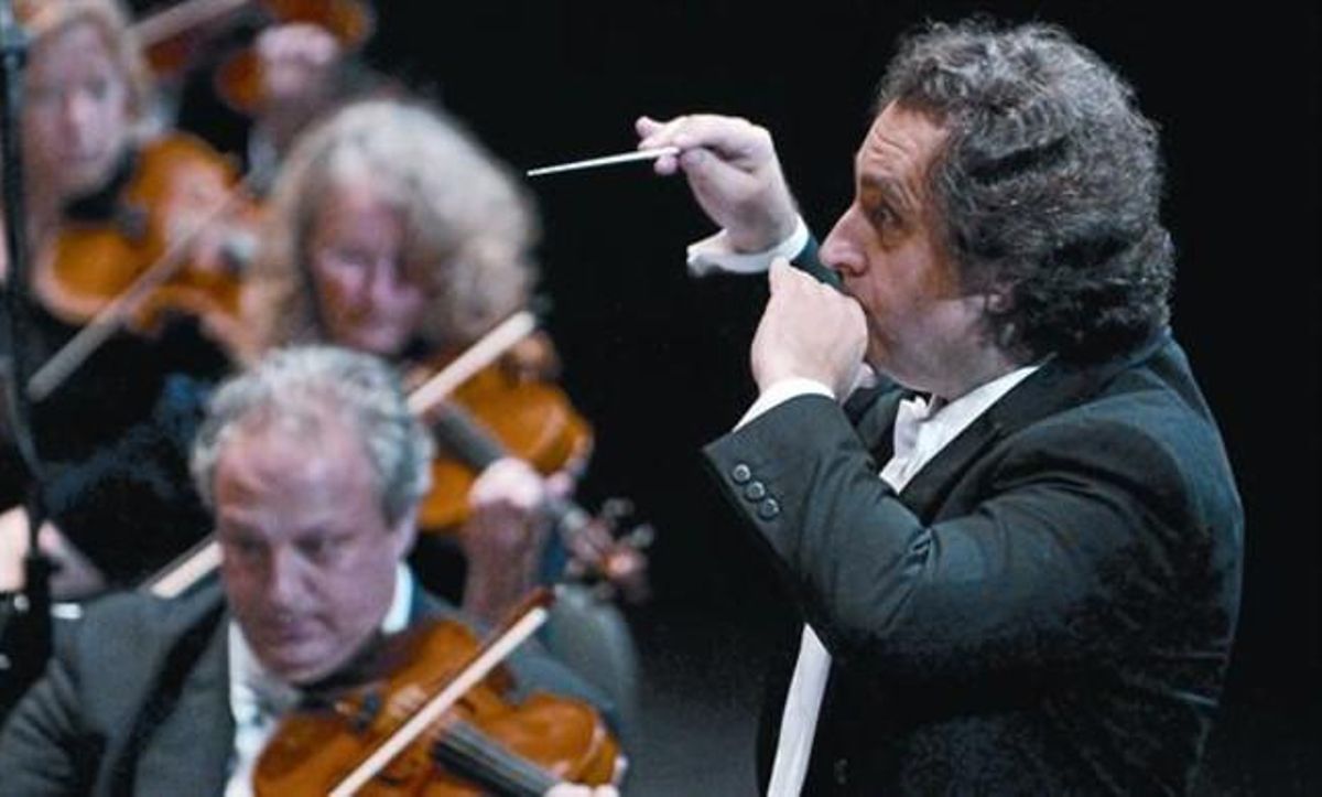 Josep Pons, en un concierto con los músicos de la su orquesta, la Simfònica del Gran Teatre del Liceu. Josep Pons, en un concierto con los músicos de la su orquesta, la Simfònica del Gran Teatre del Liceu.