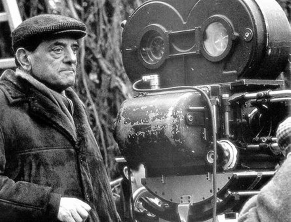 Luis Buñuel, durante el rodaje de una de sus películas. Luis Buñuel, durante el rodaje de una de sus películas.