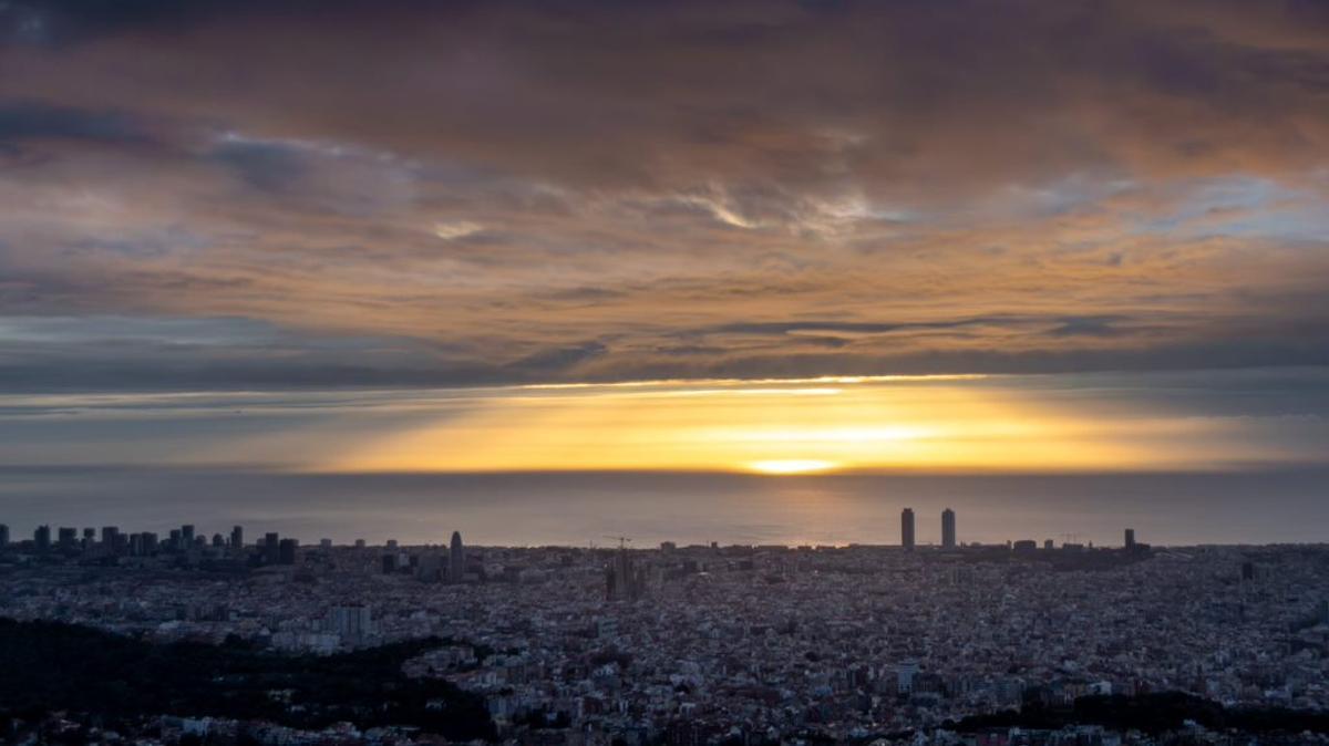 Nubes altas sobre Barcelona