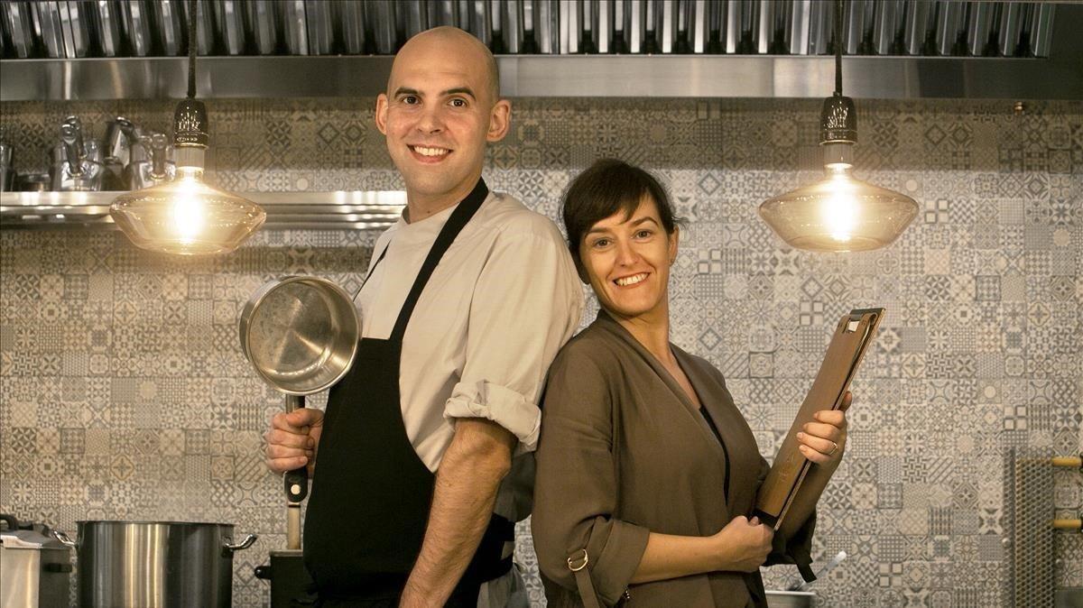 Pedro Silva y Tere Sánchez, en la barra a la vista desde la que se elaboran los ’tartars’ en La Tartarería.