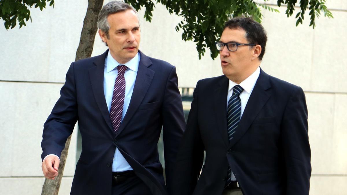 Josep Lluís Alay junto con el que era su abogado Jaume Alonso-Cuevillas, en la Audiencia Nacional el 4 de junio del 2018.