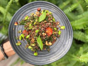 Ensalada de kale orgánico, quinoa, tomates cherry, avellanas y vinagreta de miso de The Green Spot.