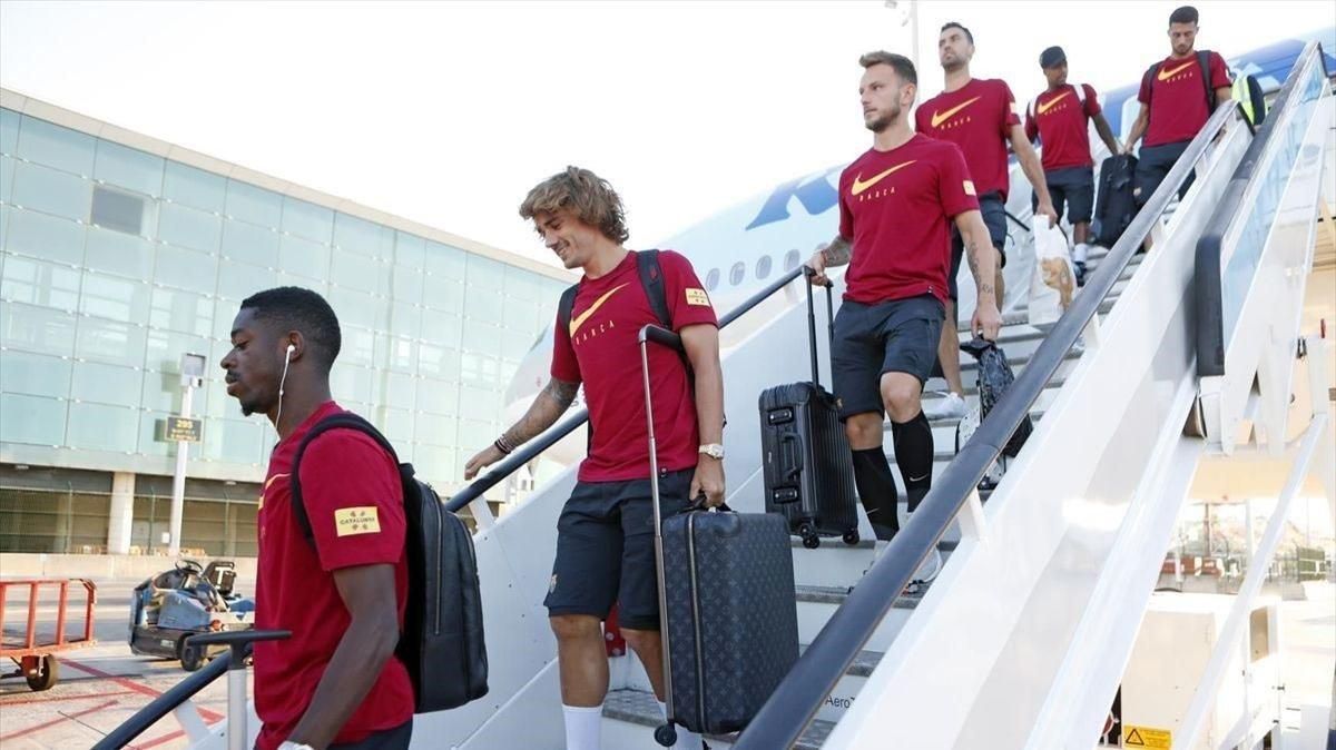 Dembélé y Griezmann encabezan el desembarco del avión que devolvió al Barça desde Tokio. Dembélé y Griezmann encabezan el desembarco del avión que devolvió al Barça desde Tokio.