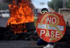 Un manifestante sostiene un cartel durante una protesta en Cali, epicentro de las movilizaciones. 