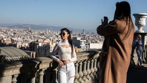 Unas turistas se fotografían desde Montjuïc, uno de los puntos que se quiere potenciar.