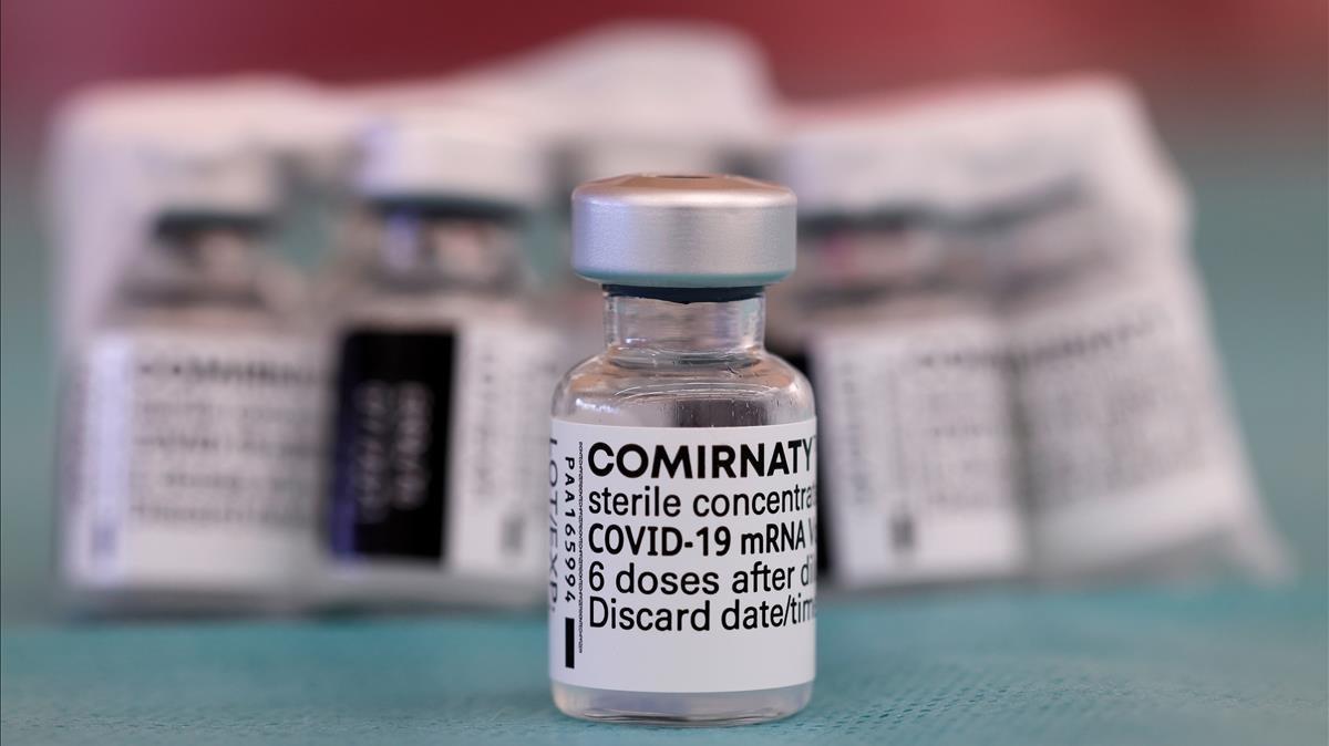Un vial de la vacuna Comirnaty Pfizer-BioNTech COVID-19, producida en Alemania.