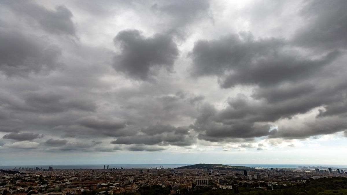 Nubes sobre Barcelona desde el mirador de Sarrià. Nubes sobre Barcelona desde el mirador de Sarrià.