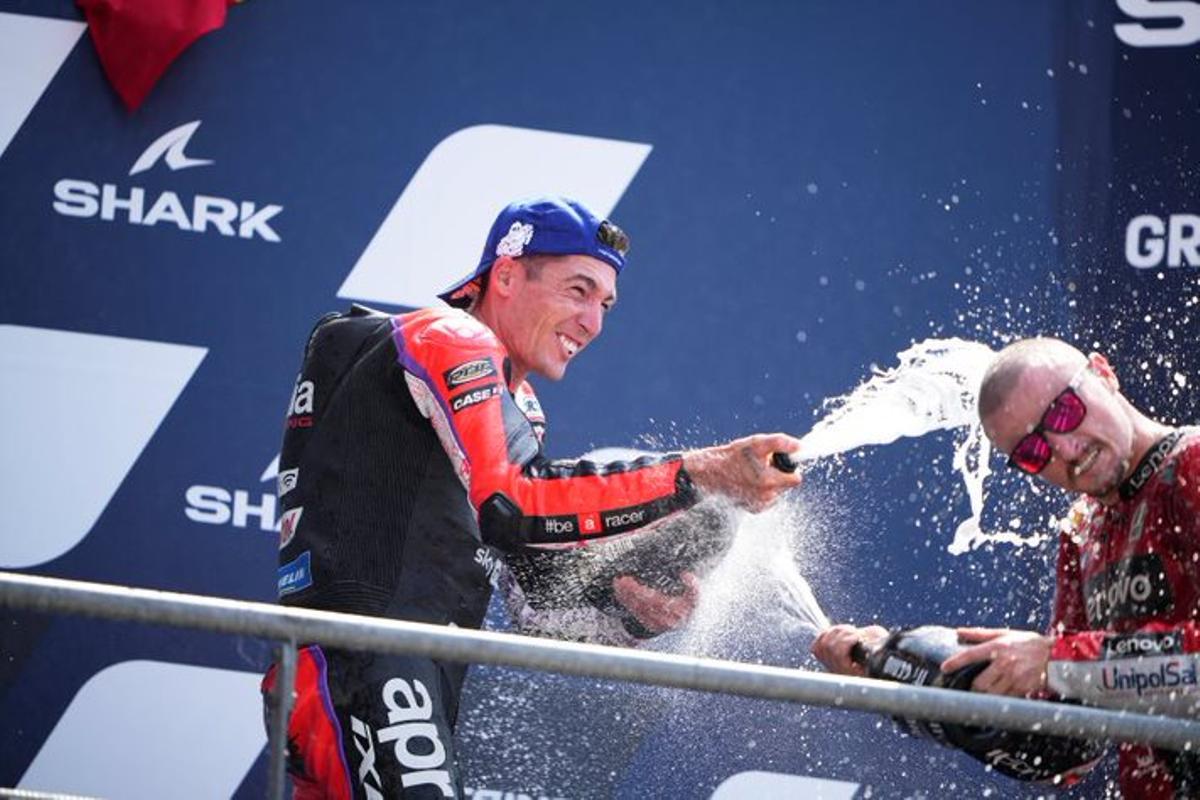 Aleix Espargaró (Aprilia) rocía con cava a Jack Miller (Ducati), ayer en el podio de Le Mans.