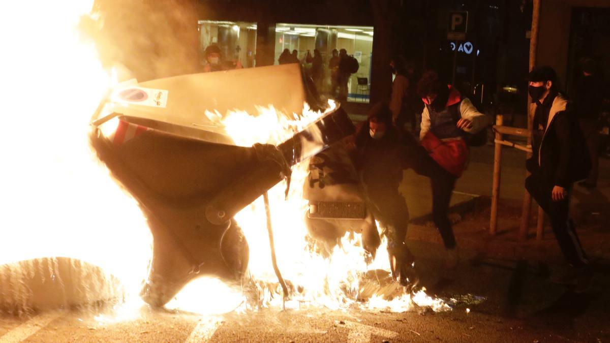 Graves disturbios en Catalunya tras la detención de Hasél