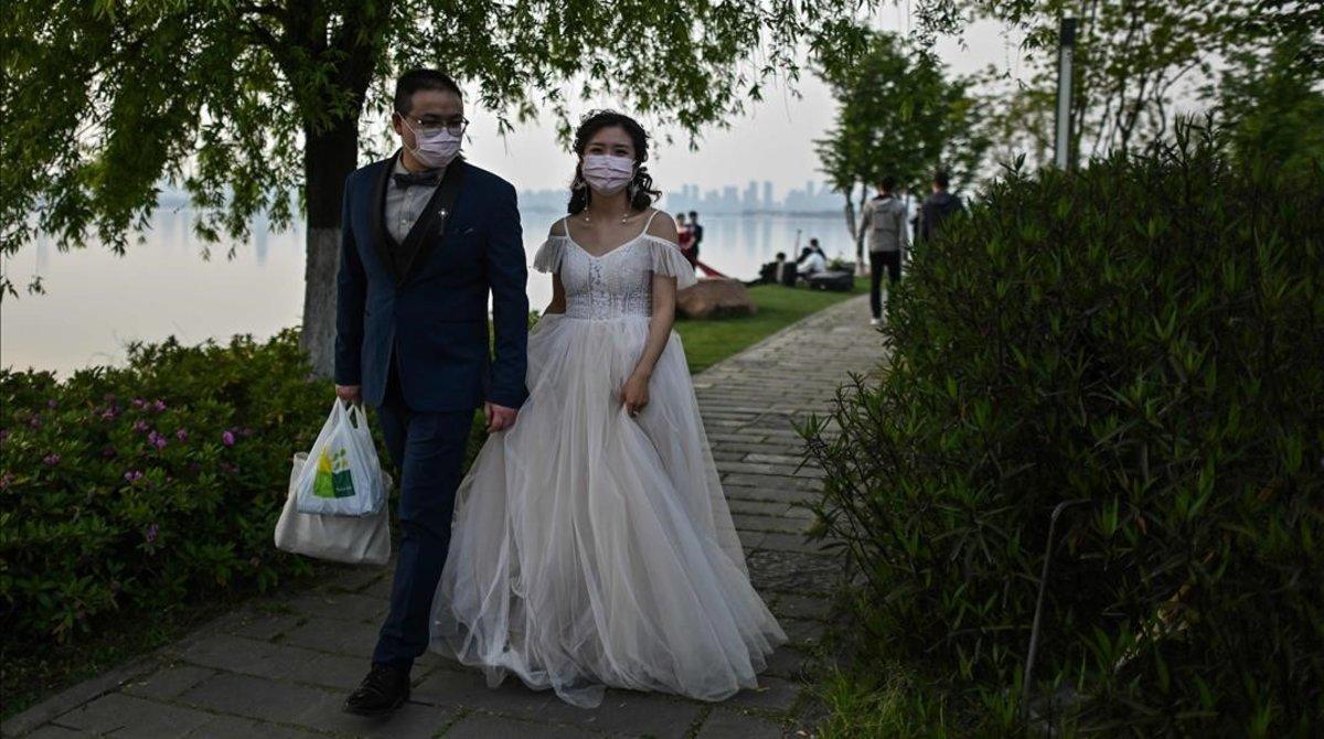 Una pareja de recién casados en Wuhan, cuna de la pandemia, el pasado domingo. Una pareja de recién casados en Wuhan, cuna de la pandemia, el pasado domingo.