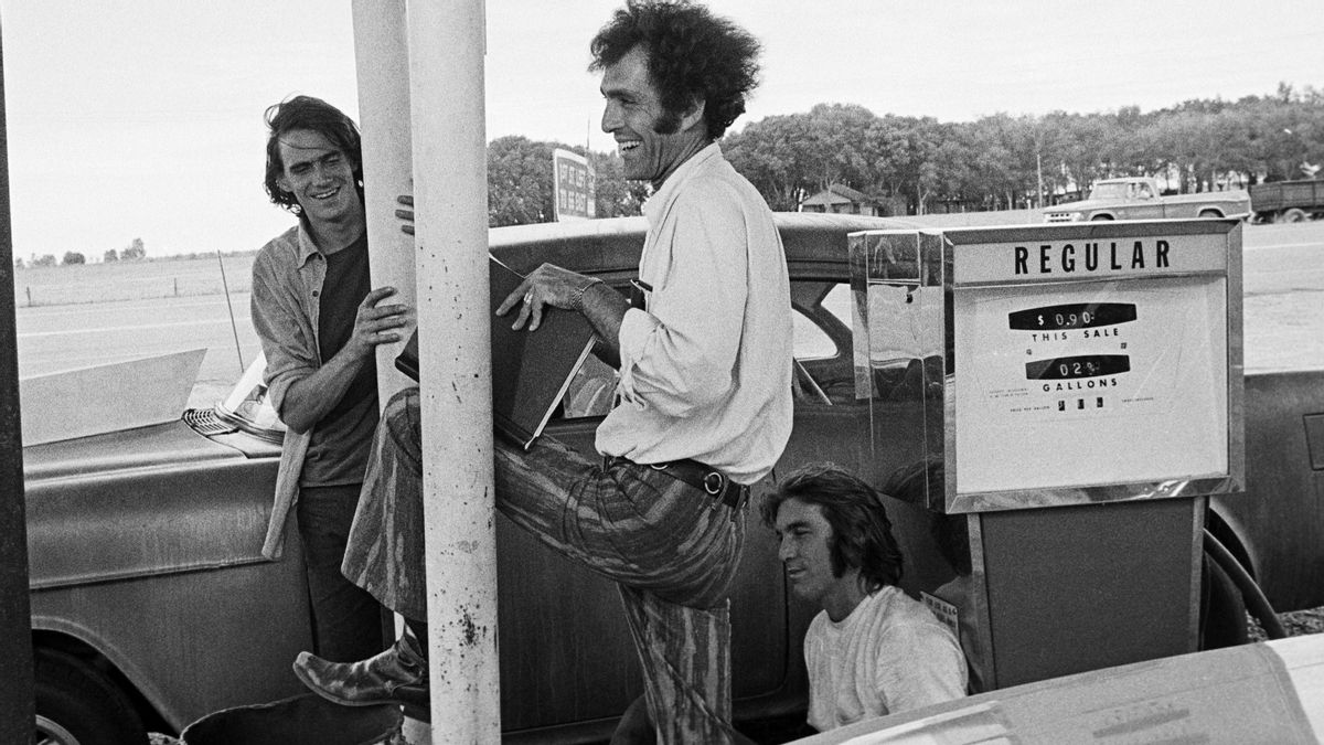 Monte Hellman, en el centro, con ames Taylor y Dennis Wilson en el rodaje de ’Carretera asfaltada en dos direcciones’ Monte Hellman, en el centro, con ames Taylor y Dennis Wilson en el rodaje de ’Carretera asfaltada en dos direcciones’
