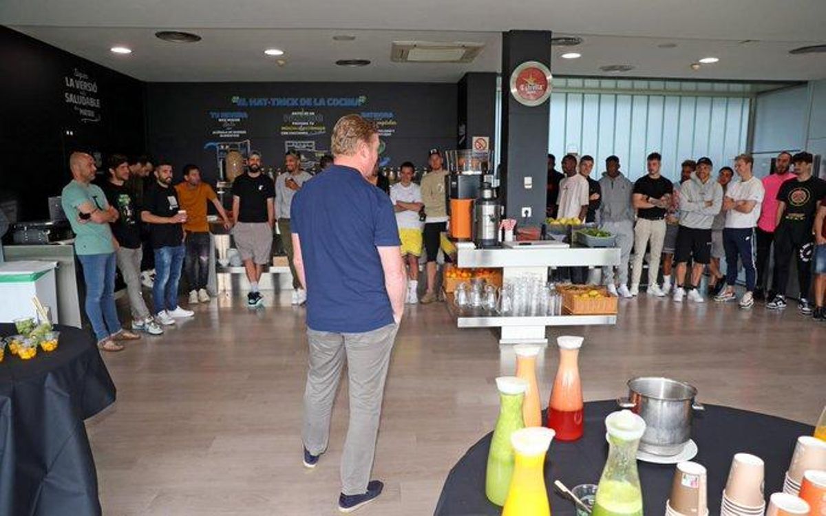 Koeman se dirige a sus jugadores en el comedor de la ciudad deportiva de Sant Joan Despí. Koeman se dirige a sus jugadores en el comedor de la ciudad deportiva de Sant Joan Despí.