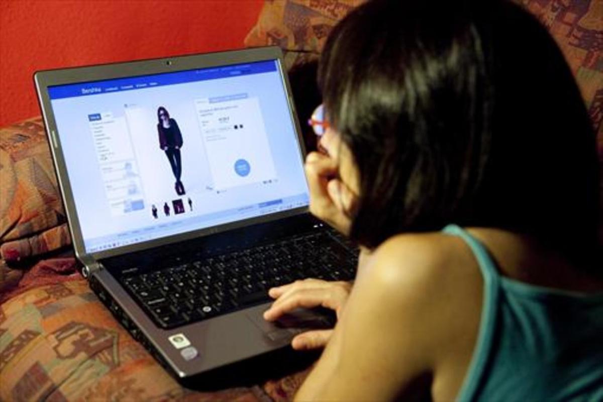 Una joven consulta una web. Una joven consulta una web.