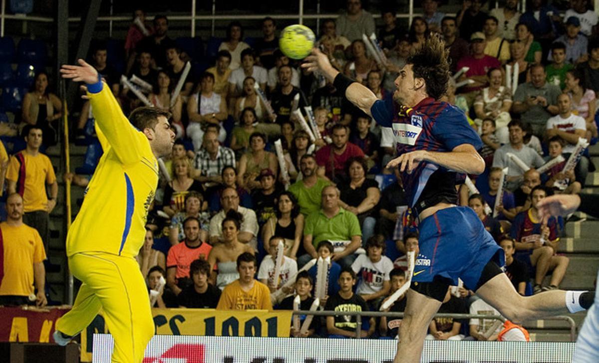 Morros supera a Cabrera tras el lanzamiento, en el Palau Blaugrana.