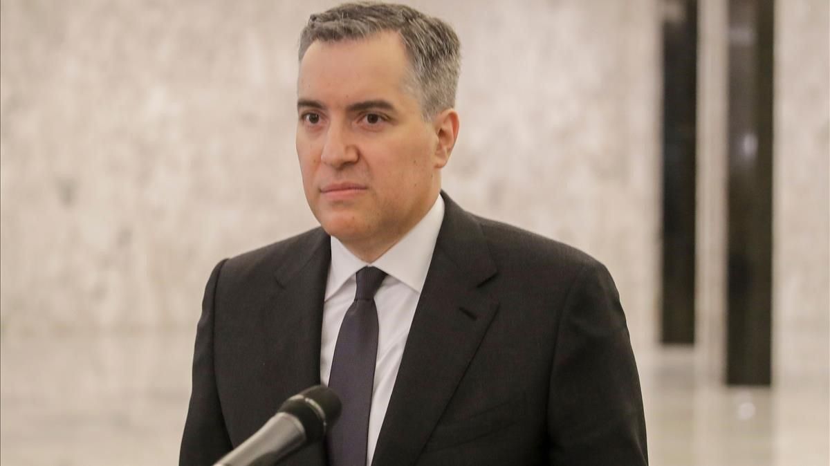 El nuevo primer ministro libanés, Mustafá Adib, comparece ante los medios en Beirut tras ser designado. El nuevo primer ministro libanés, Mustafá Adib, comparece ante los medios en Beirut tras ser designado.