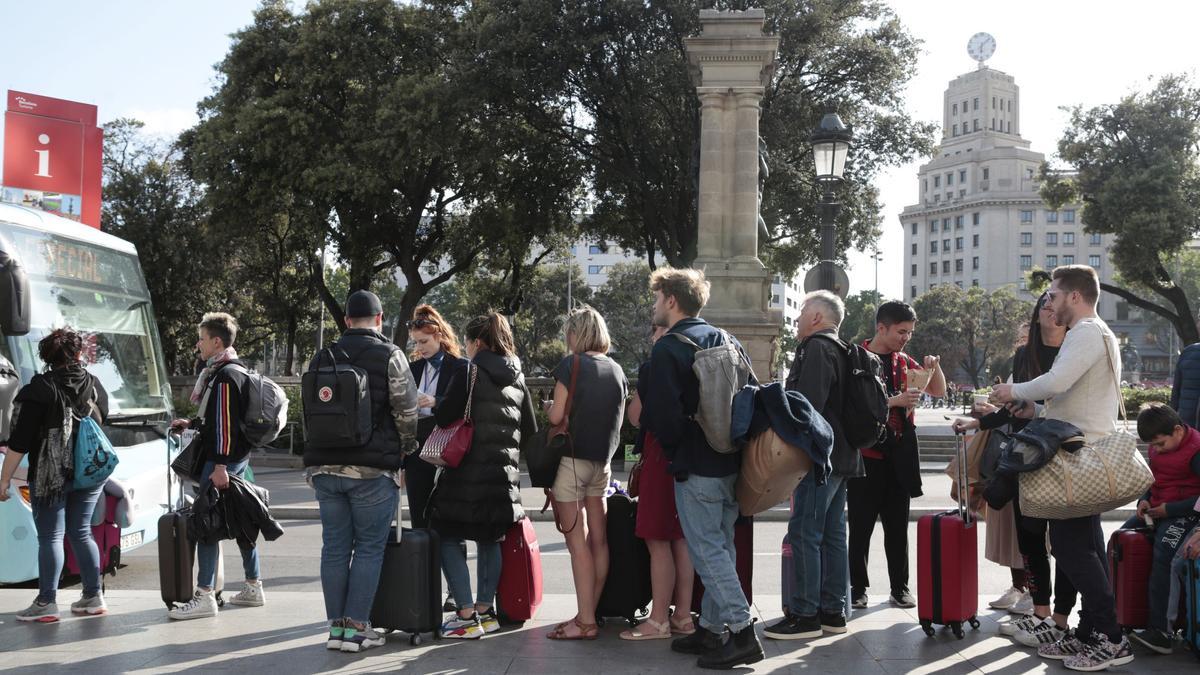 Turistas en la plaza de Catalunya de Barcelona.
