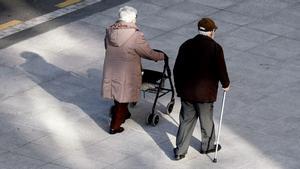 Dos jubilados pasean por las calles de Bilbao.