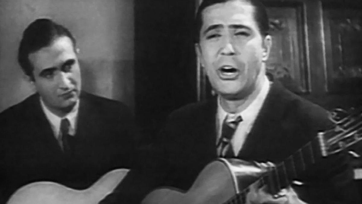 Garlos Gardel y Josep Plaja (detrás), en la película ’Cuesta abajo’, de 1934 Garlos Gardel y Josep Plaja (detrás), en la película ’Cuesta abajo’, de 1934