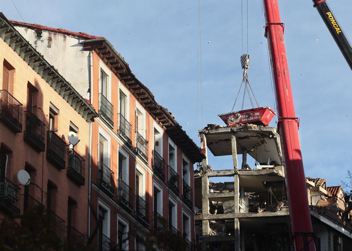 Una grúa durante el desmontaje del edificio siniestrado en el número 98 de la calle Toledo, en Madrid. Una grúa durante el desmontaje del edificio siniestrado en el número 98 de la calle Toledo, en Madrid.