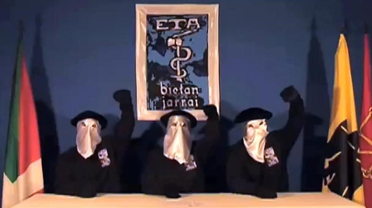 Tres miembros de ETA leen un comunicado, en septiembre del 2010 Tres miembros de ETA leen un comunicado, en septiembre del 2010