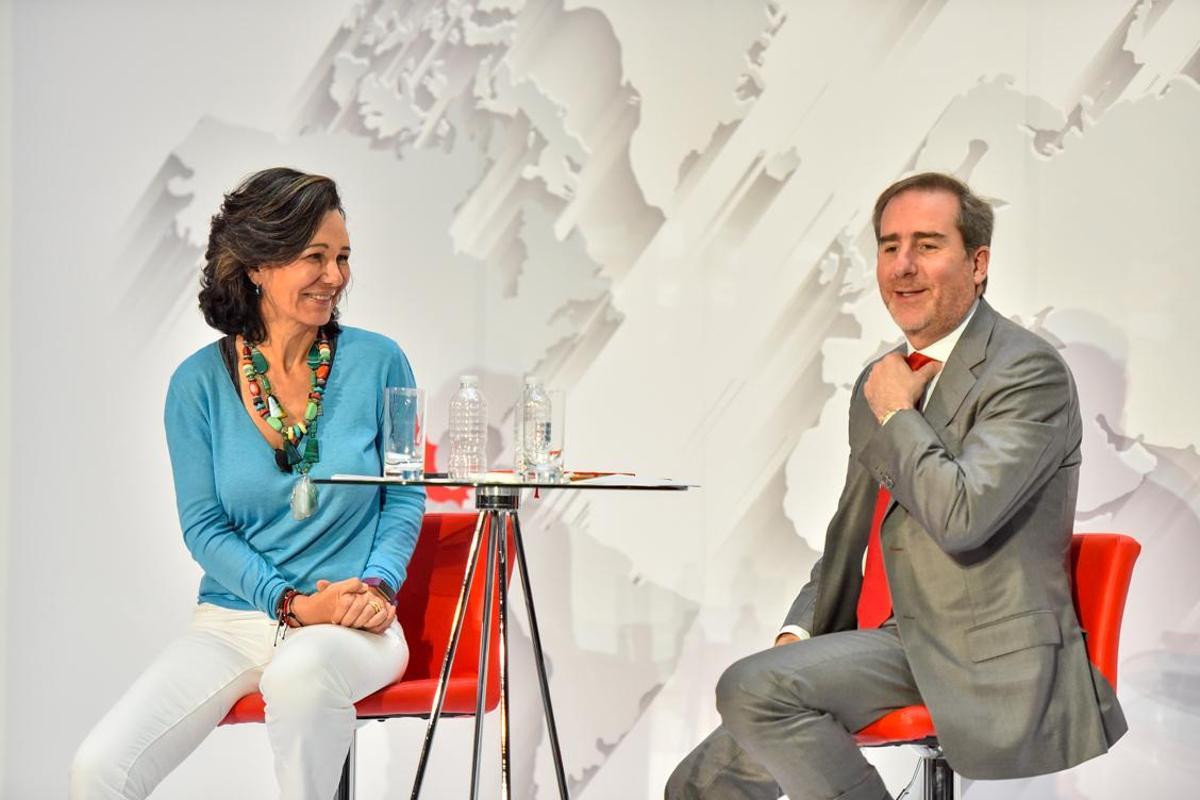 La presidenta del Santander, Ana Botín, con el nuevo consejero delegado, Héctor Grisi