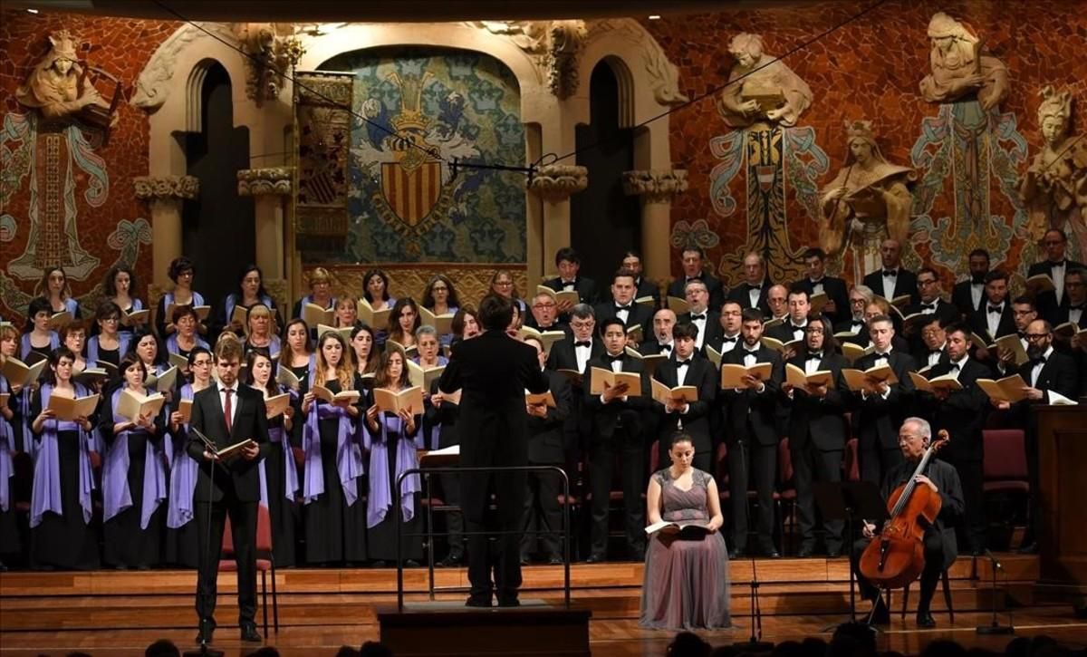 Simon Halsey, dirigiendo el Orfeó Català, en el Palau de la Música. Simon Halsey, dirigiendo el Orfeó Català, en el Palau de la Música.