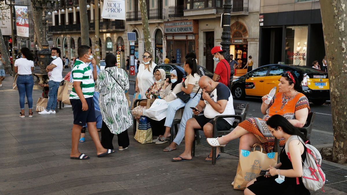 Turistas descansan en un banco de la Rambla, la semana pasada. Turistas descansan en un banco de la Rambla, la semana pasada.