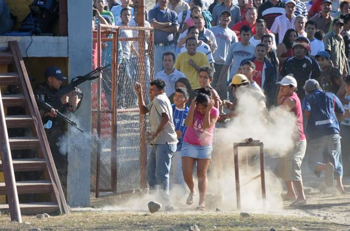 Los familiares de los afectados y heridos en el incendio se enfrentan con la policía fuera de la prisión. Los familiares de los afectados y heridos en el incendio se enfrentan con la policía fuera de la prisión.