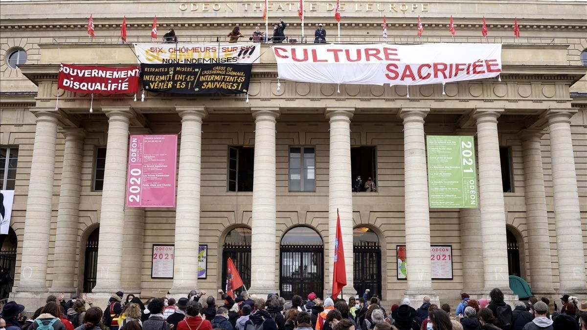 Manifestantes en el exterior del teatro Odeón, ocupado como medida de protesta, en París. Manifestantes en el exterior del teatro Odeón, ocupado como medida de protesta, en París.
