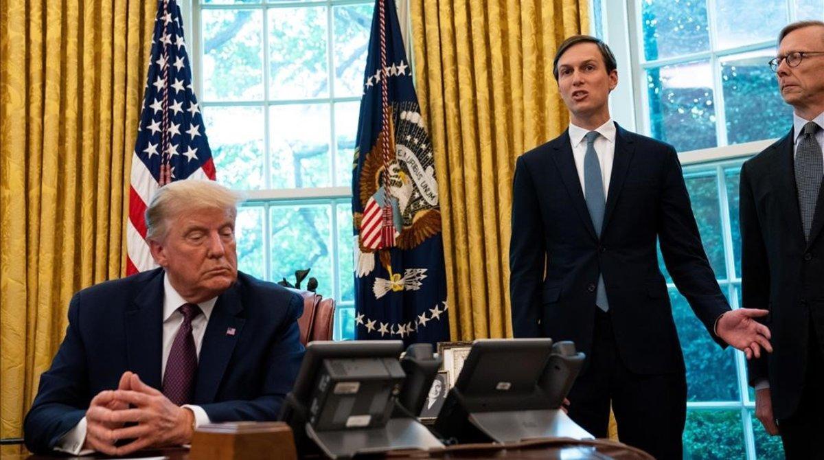 Donald Trump y su yerno y asesor Jared Kushner en el despacho oval tras anunciar el acuerdo de Bahréin e Israel.