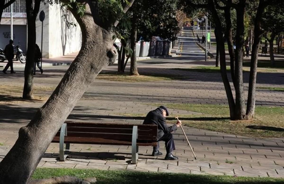 Un jubilado en un parque de Nou Barris, en Barcelona. Un jubilado en un parque de Nou Barris, en Barcelona.