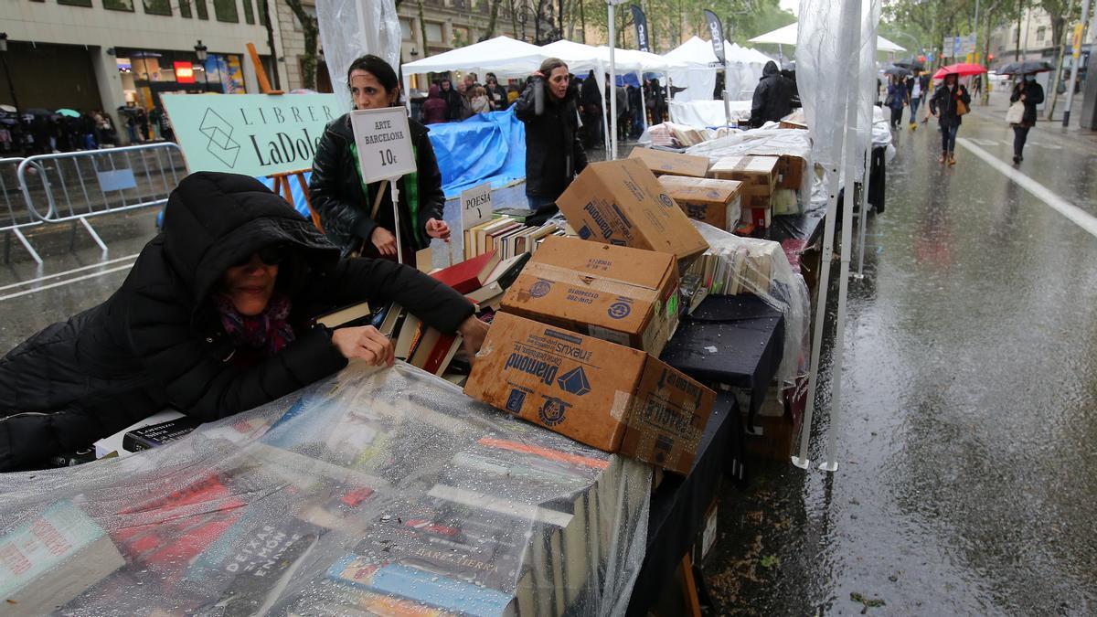 Algunes llibreries reporten danys de fins a 14.000 euros per les tempestes de Sant Jordi