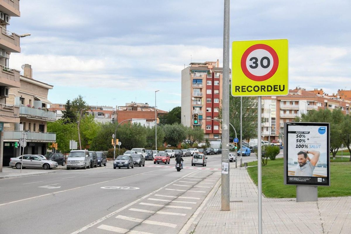 La avenida Estatut de Rubí con la nueva limitación a 30km/h La avenida Estatut de Rubí con la nueva limitación a 30km/h