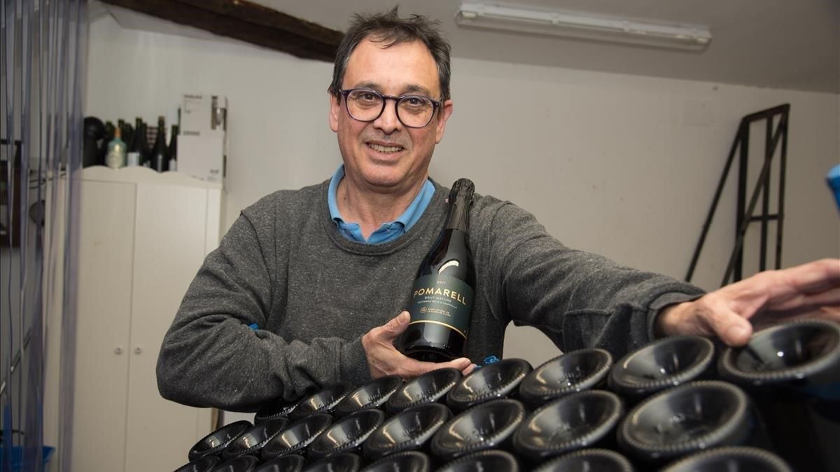 Andoni Riera, en su obrador de sidra en Preixana (Urgell). Andoni Riera, en su obrador de sidra en Preixana (Urgell).