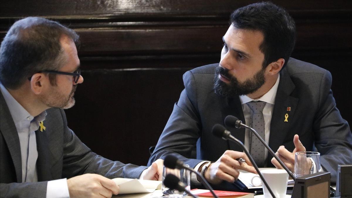 Roger Torrent y Josep Costa durante la reunión de la Mesa del Parlament.