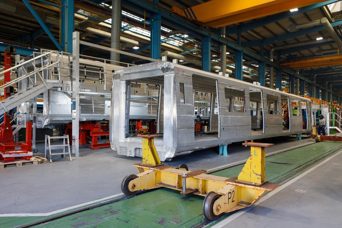 El ’esqueleto’ de los nuevos trenes del metro, en la fábrica de Santa Perpètua de Mogoda.
