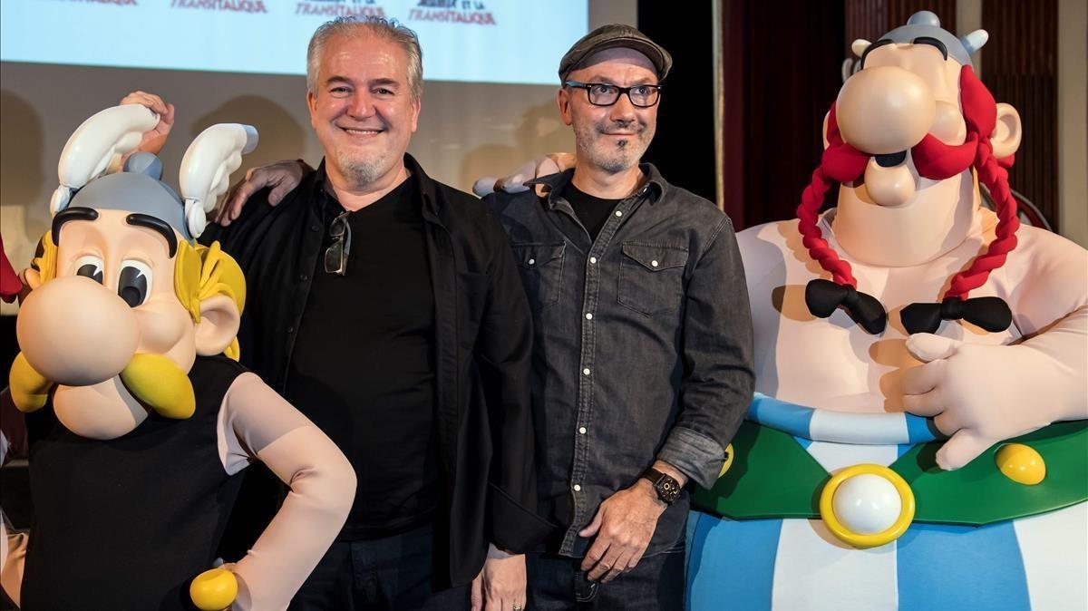 Didier Conrad (izquierda) y Jean-Yves Ferri, durante la presentación de la portada de ’Astérix en Italia’, el pasado día 9 en París.