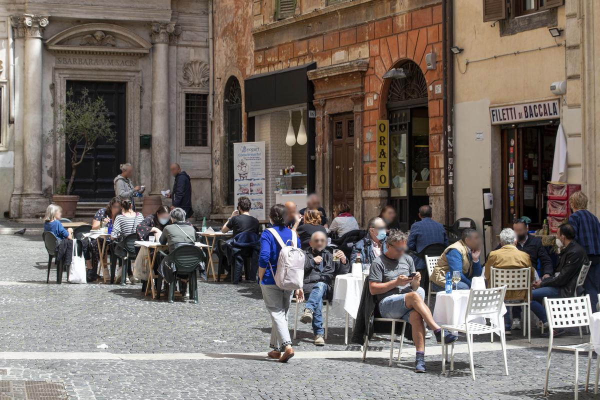Restaurantes abiertos en la plaza del Campo dei Fiori, este lunes en Roma