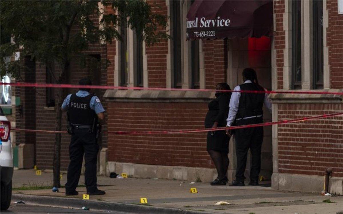Policías resguardan la escena de un tiroteo en Chicago, Estado Unidos.