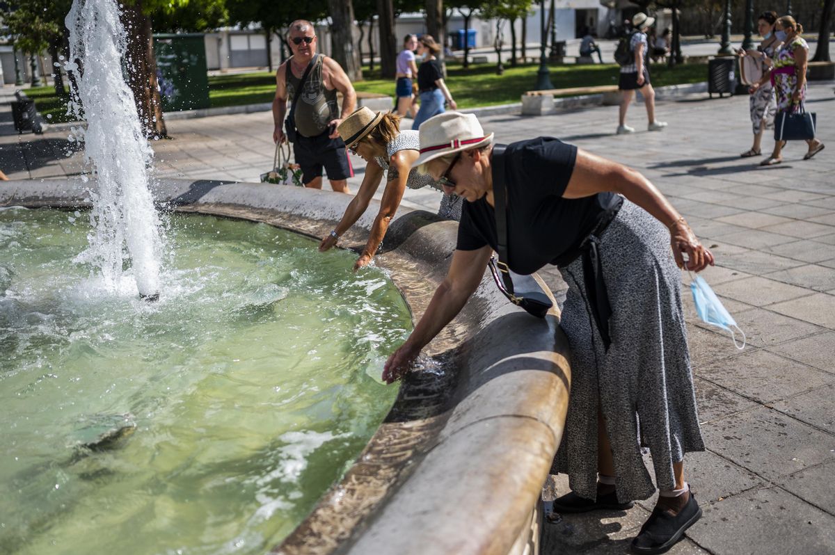 Unas mujeres se refrescan en la fuente de Syntagma Square en plena ola de calor en Grecia. Unas mujeres se refrescan en la fuente de Syntagma Square en plena ola de calor en Grecia.