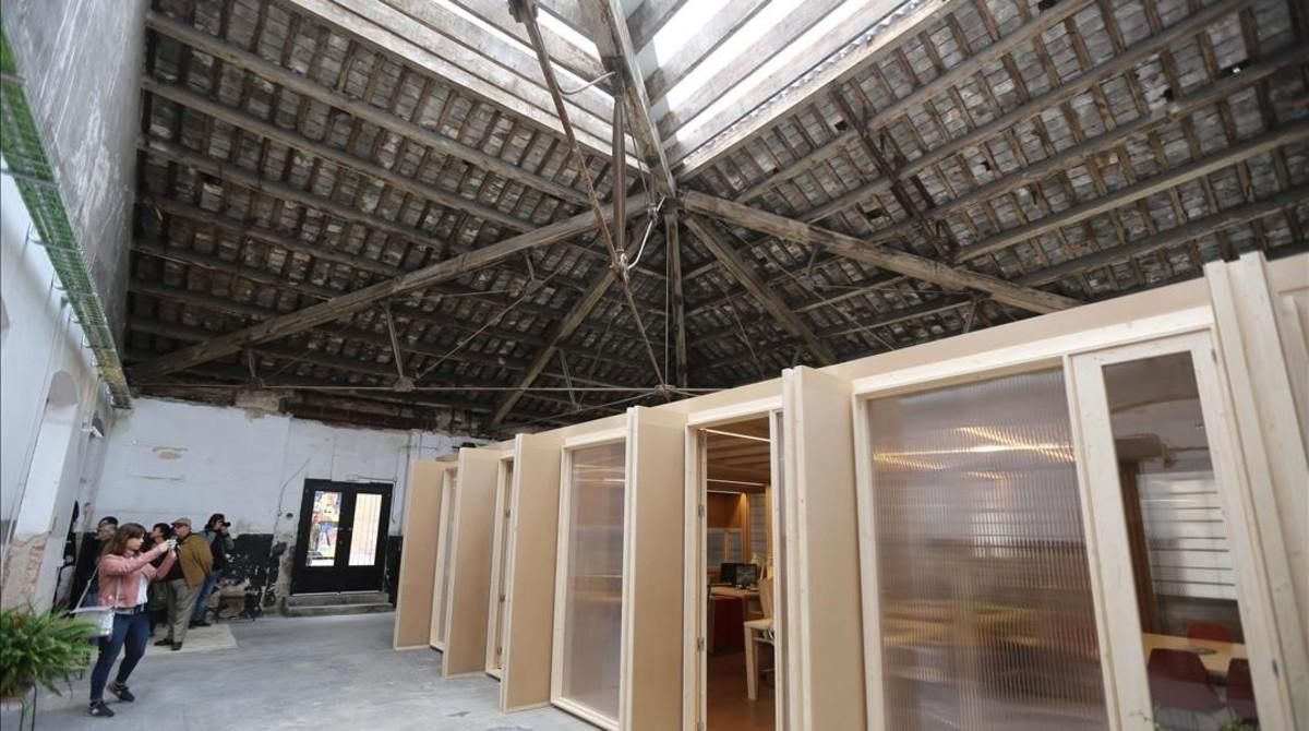 Sede de Coòpolis en Can Batlló, reformada gracias a la carpitería cooperativa del recinto fabril, este miércoles. Sede de Coòpolis en Can Batlló, reformada gracias a la carpitería cooperativa del recinto fabril, este miércoles.