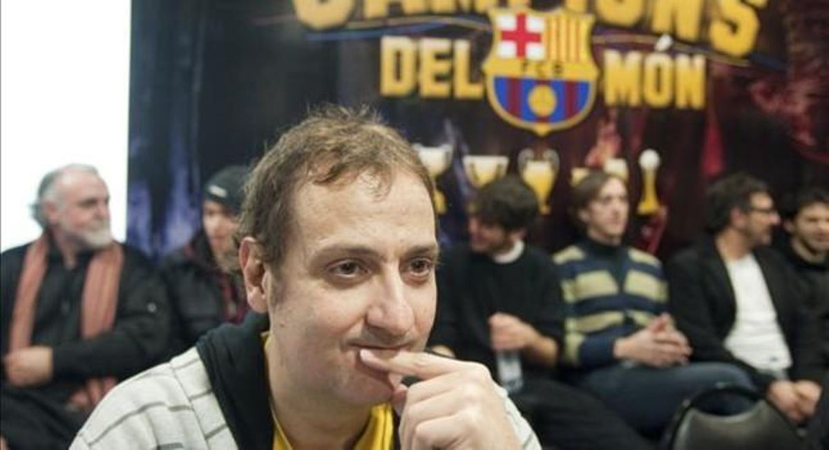 Albert Espinosa, con parte de su equipo al fondo, en el Salón París del Camp Nou. Albert Espinosa, con parte de su equipo al fondo, en el Salón París del Camp Nou.