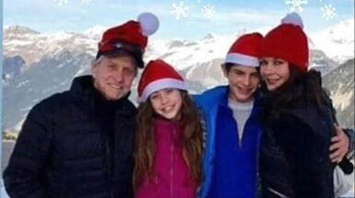 Michael Douglas, su mujer, Catherine Zeta-Jones y sus dos hijos, Dylan y Carys, celebran la Navidad en las pistas de esquí de Aspen.