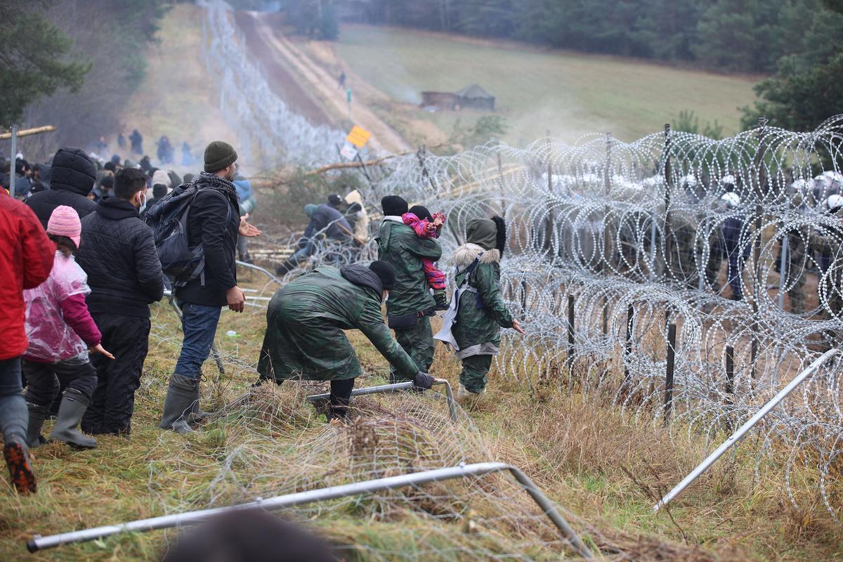 Migrantes en la frontera entre Bielorrusia y Polonia, en la región de Grodno.